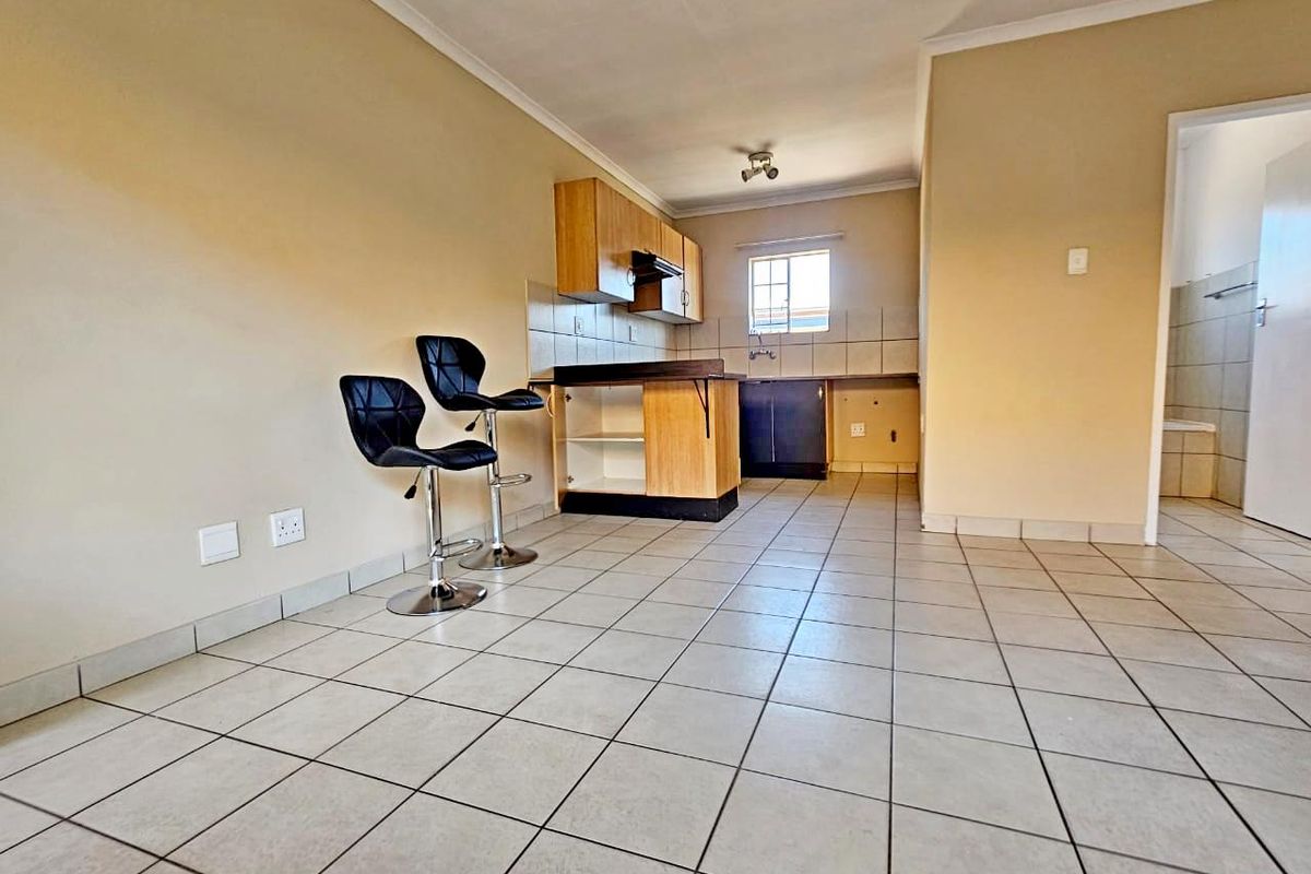 Freshly Painted & Modern – Secure 2-Bedroom Apartment - Photo 3