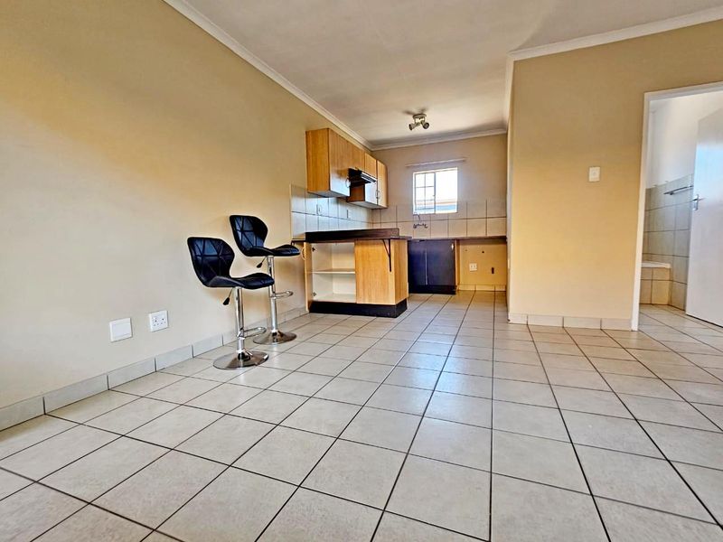 Freshly Painted & Modern – Secure 2-Bedroom Apartment - Photo 3