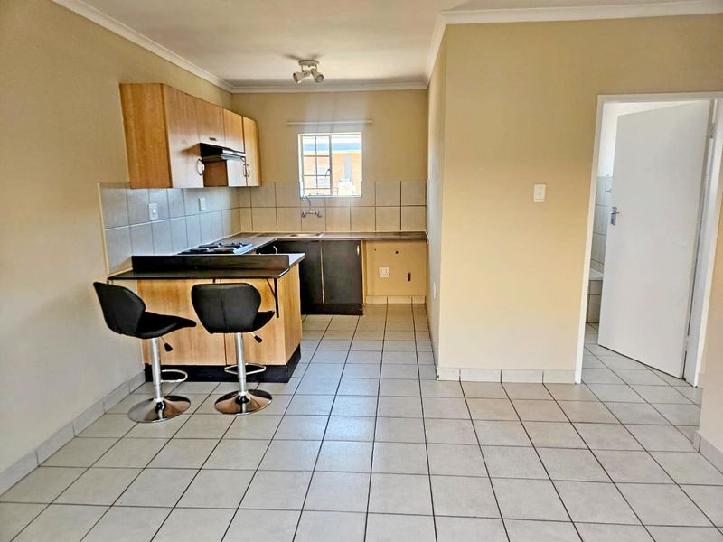 Freshly Painted & Modern – Secure 2-Bedroom Apartment - Photo 4