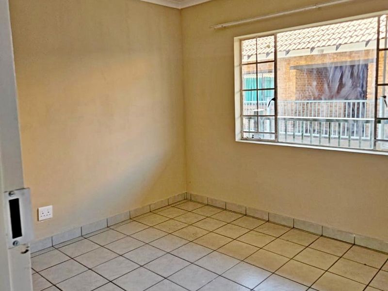 Freshly Painted & Modern – Secure 2-Bedroom Apartment - Photo 8