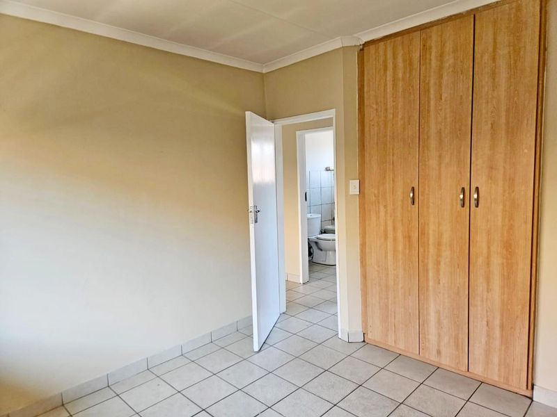 Freshly Painted & Modern – Secure 2-Bedroom Apartment - Photo 5