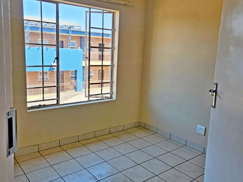 Freshly Painted & Modern – Secure 2-Bedroom Apartment - Photo 7