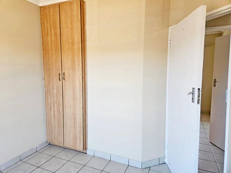 Freshly Painted & Modern – Secure 2-Bedroom Apartment - Photo 6