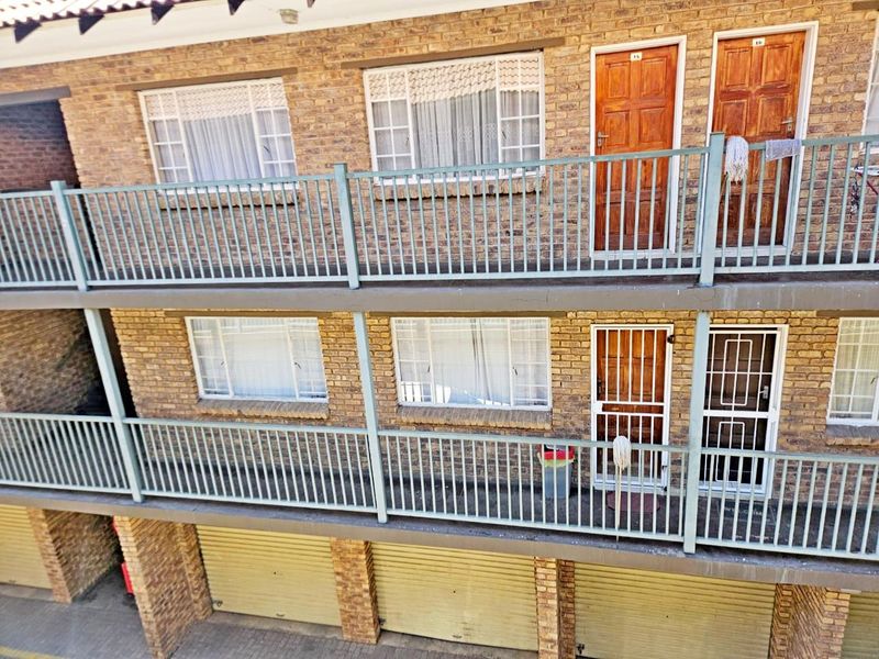 Freshly Painted & Modern – Secure 2-Bedroom Apartment - Photo 2