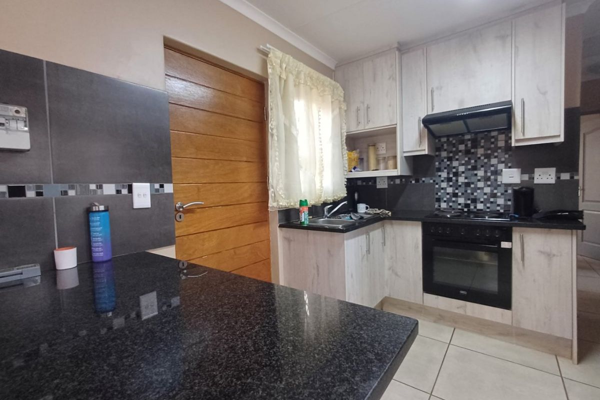 Modern 3-Bedroom Home in Ellaton, Klerksdorp – Cozy, Contemporary, and Move-In Ready - Photo 4