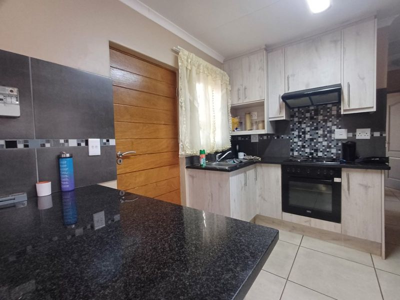 Modern 3-Bedroom Home in Ellaton, Klerksdorp – Cozy, Contemporary, and Move-In Ready - Photo 4