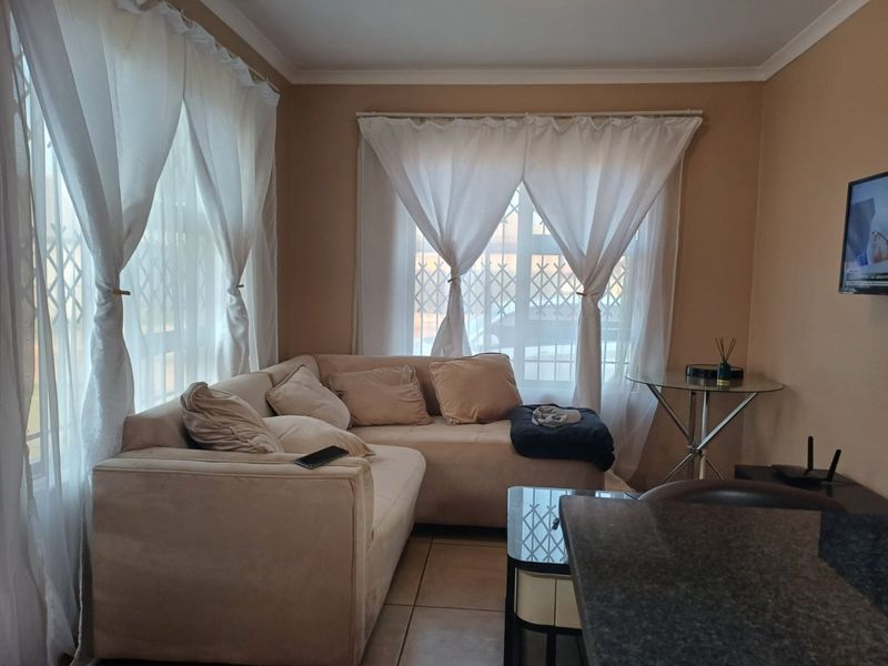 Modern 3-Bedroom Home in Ellaton, Klerksdorp – Cozy, Contemporary, and Move-In Ready - Photo 7