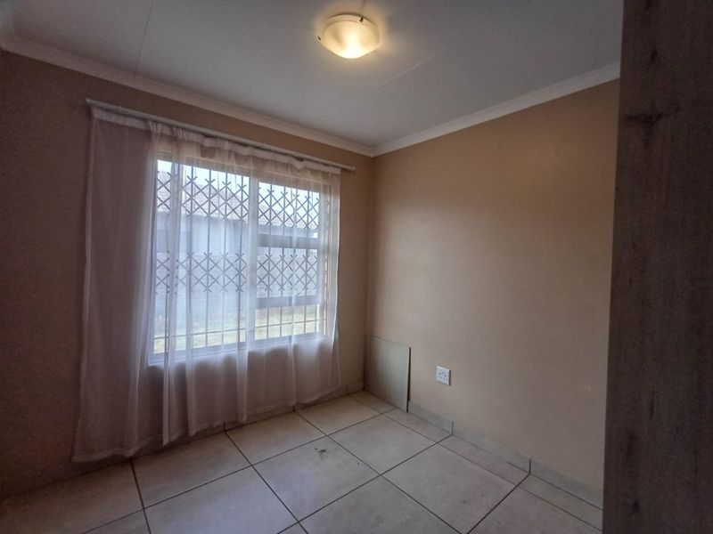 Modern 3-Bedroom Home in Ellaton, Klerksdorp – Cozy, Contemporary, and Move-In Ready - Photo 9