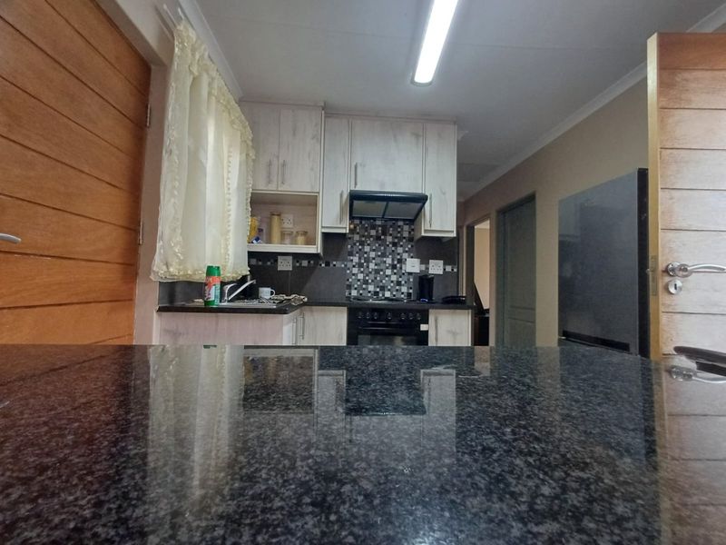 Modern 3-Bedroom Home in Ellaton, Klerksdorp – Cozy, Contemporary, and Move-In Ready - Photo 6