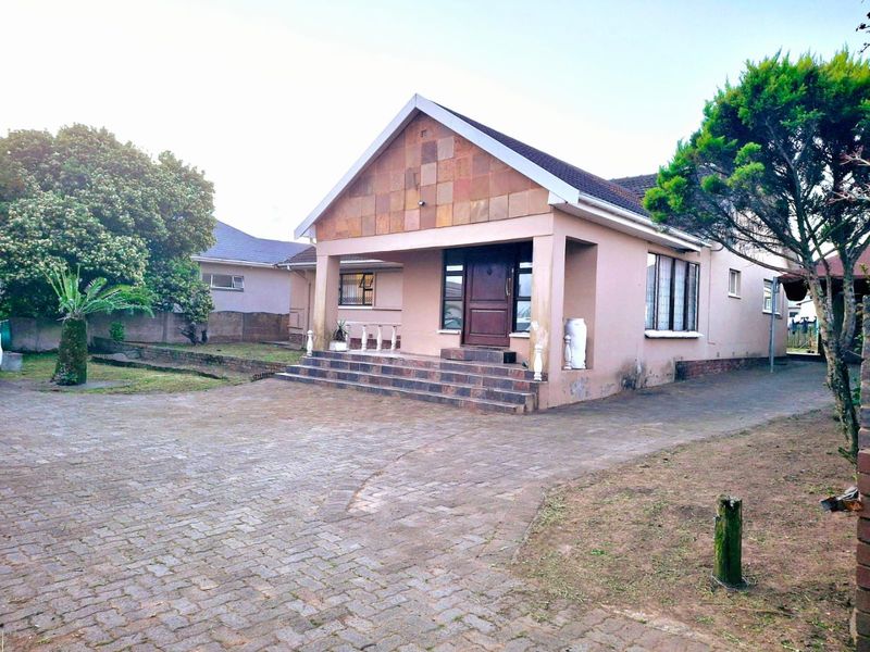 5-Bedroom Home You Don’t Want to Miss in Summepride For sale - Photo 2