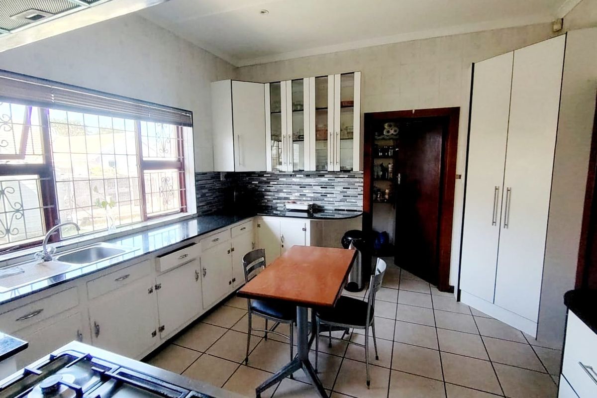 6 BEDROOM HOUSE IN BAYSVILLE  - Photo 4