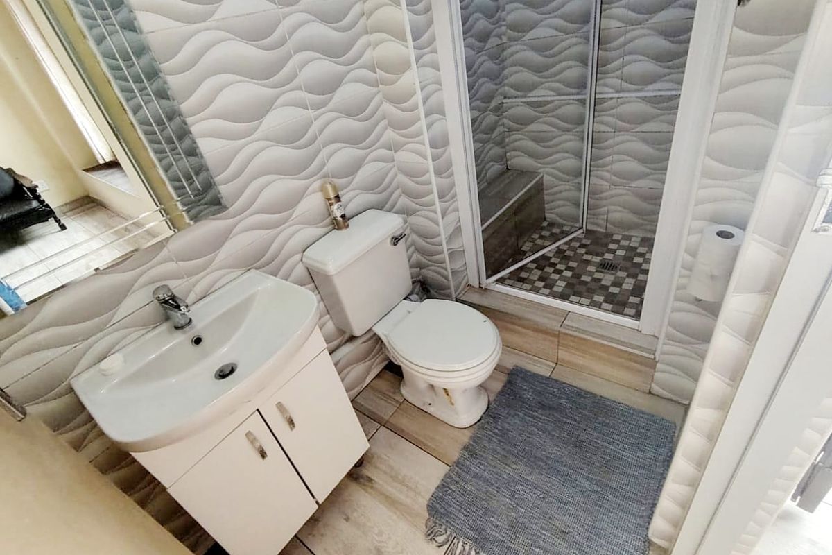 7 Bedroom House in Selborne - Photo 3