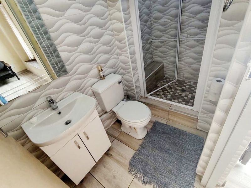 7 Bedroom House in Selborne - Photo 3