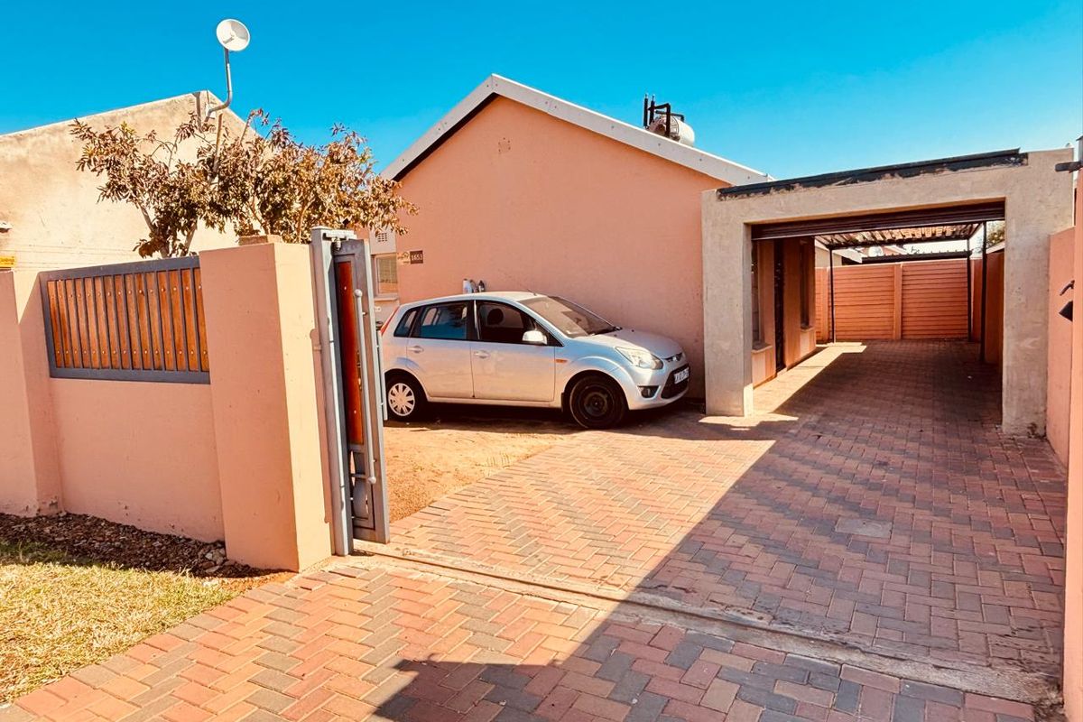 Stunning and affordable 2 bedroom house with a garage and built - in cupboards, for sale in Sky City Alberton.  - Photo 4
