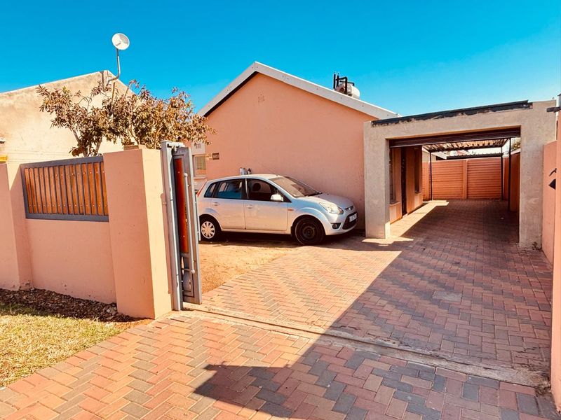Stunning and affordable 2 bedroom house with a garage and built - in cupboards, for sale in Sky City Alberton.  - Photo 4