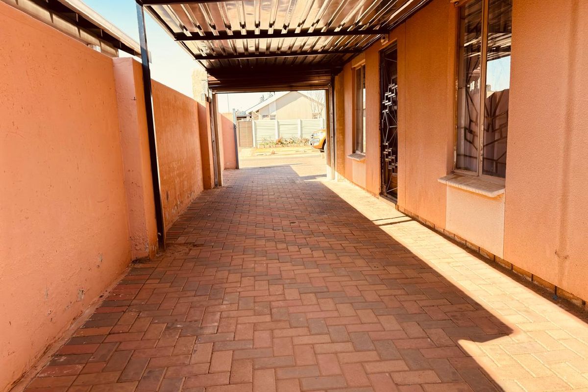 Stunning and affordable 2 bedroom house with a garage and built - in cupboards, for sale in Sky City Alberton.  - Photo 5