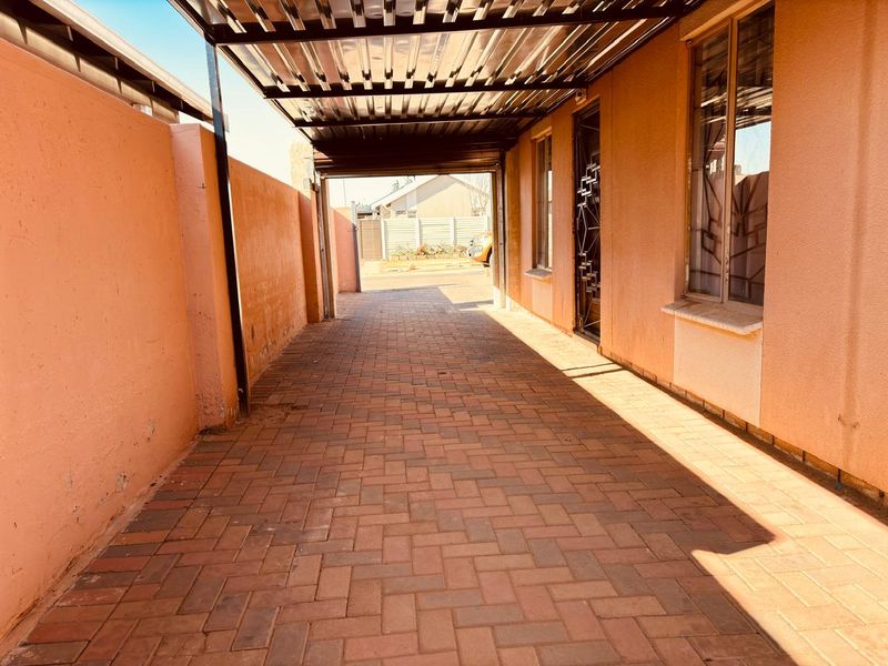 Stunning and affordable 2 bedroom house with a garage and built - in cupboards, for sale in Sky City Alberton.  - Photo 5