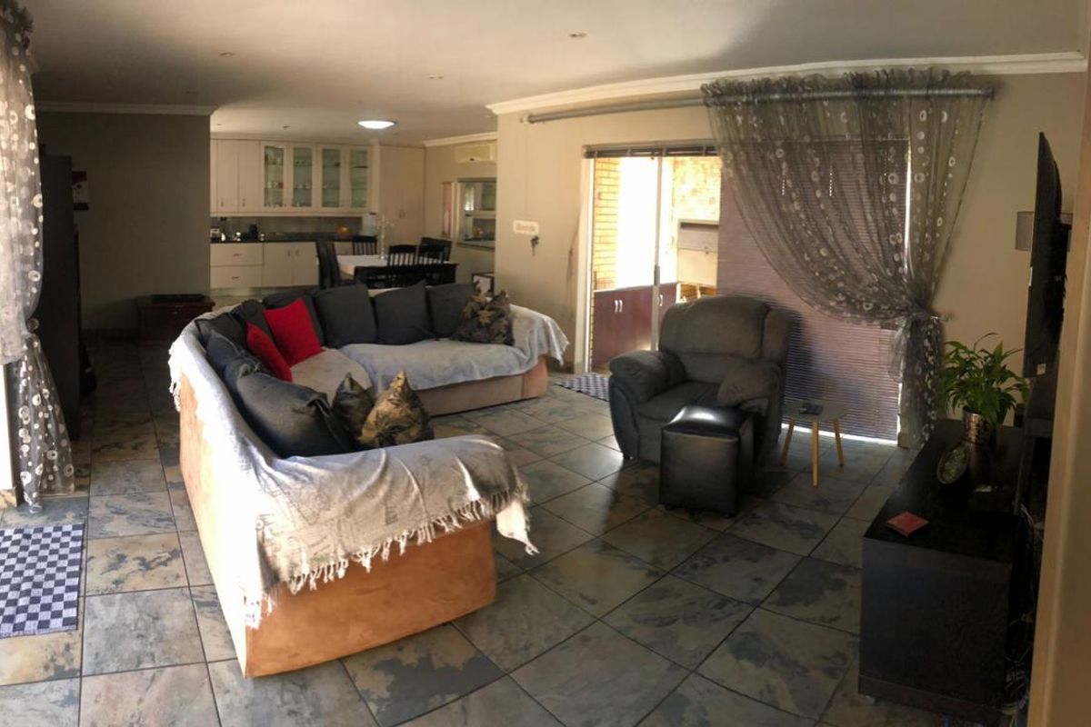 Welcome Home to Comfort, Style & Relaxed Living! - Photo 5