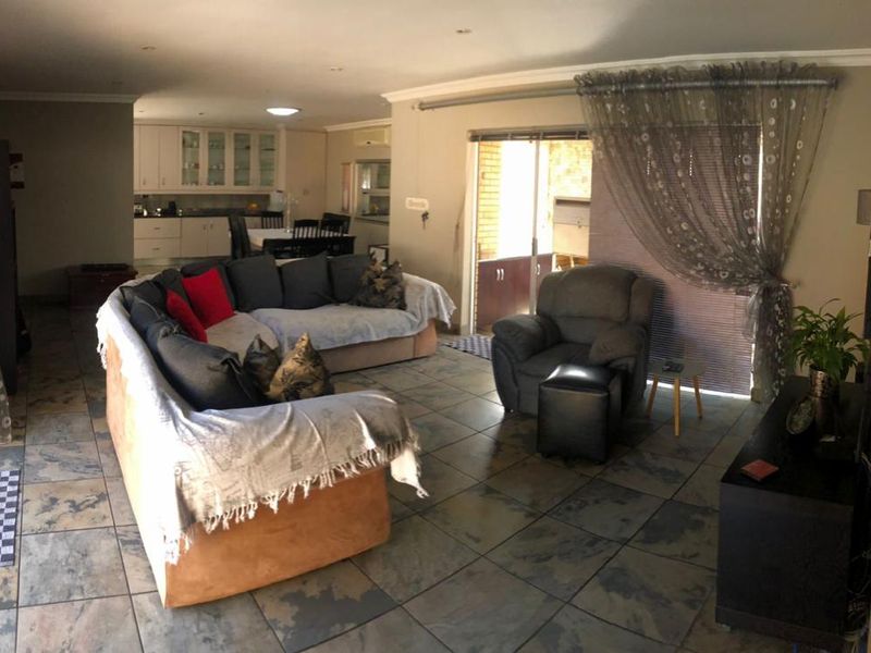Welcome Home to Comfort, Style & Relaxed Living! - Photo 5