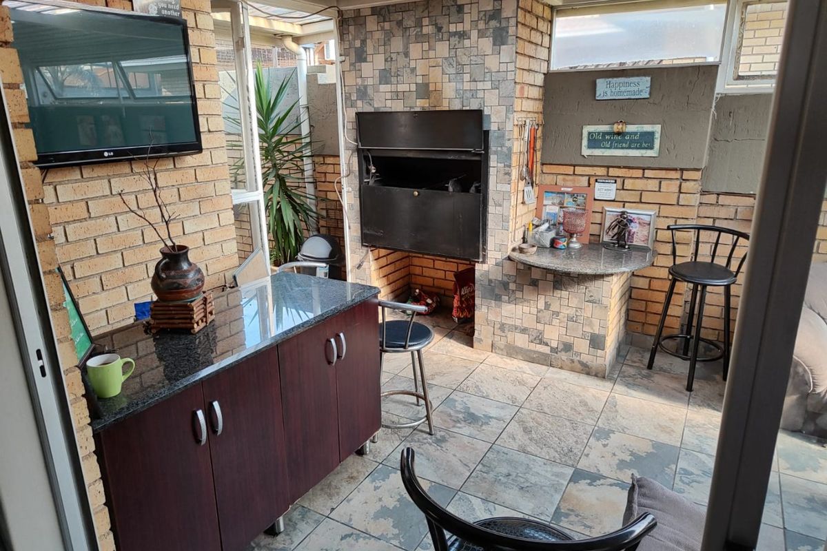 Welcome Home to Comfort, Style & Relaxed Living! - Photo 2