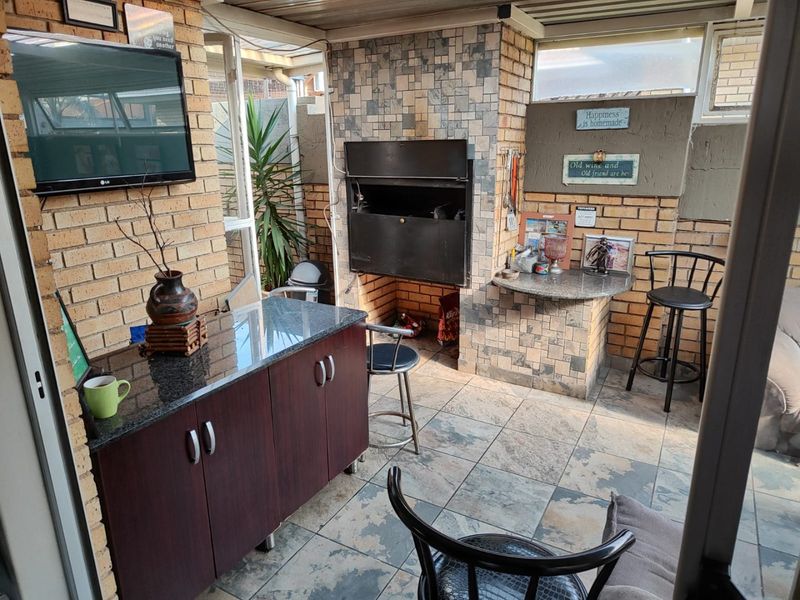 Welcome Home to Comfort, Style & Relaxed Living! - Photo 2