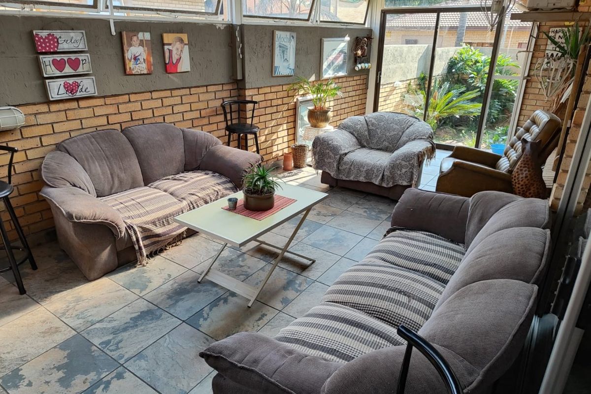Welcome Home to Comfort, Style & Relaxed Living! - Photo 4