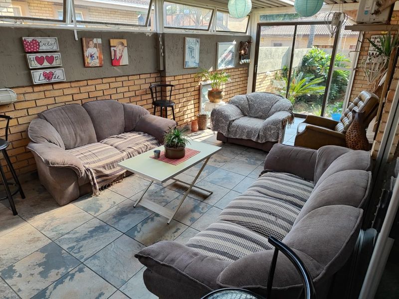 Welcome Home to Comfort, Style & Relaxed Living! - Photo 4