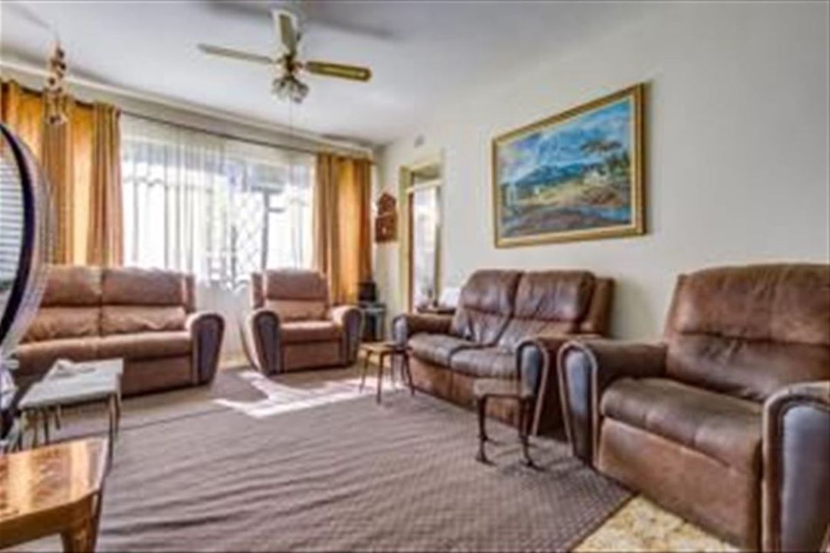 Charming Home with Comfortable Living Spaces - Photo 2