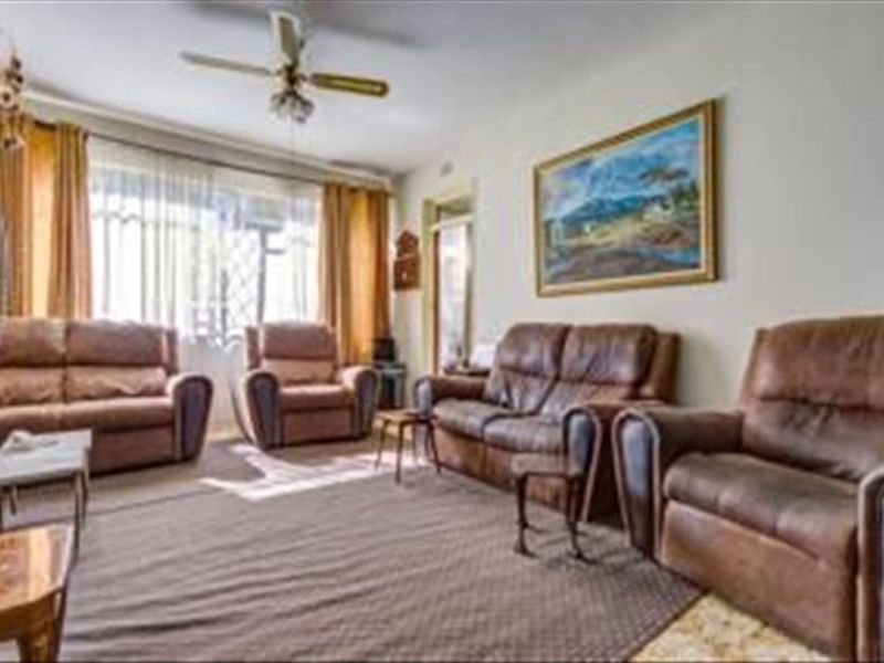 Charming Home with Comfortable Living Spaces - Photo 2