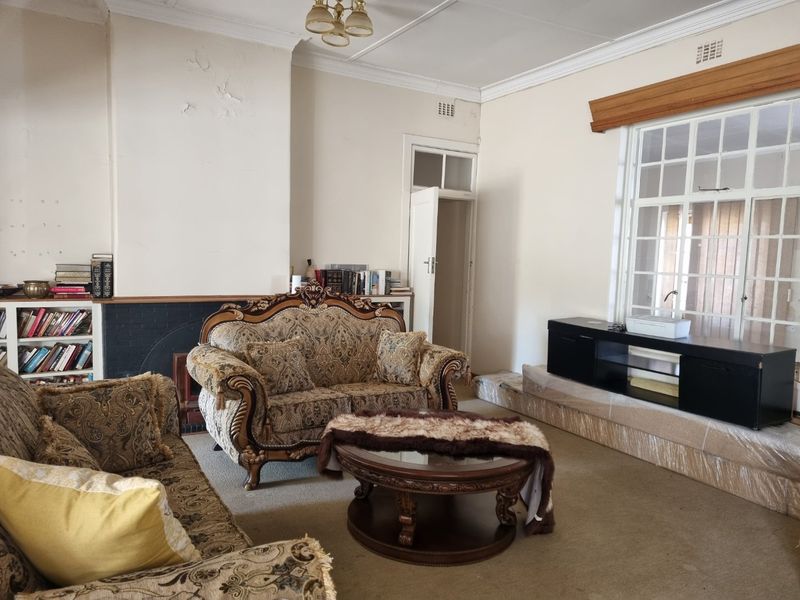 Spacious house on a large stand. - Photo 3