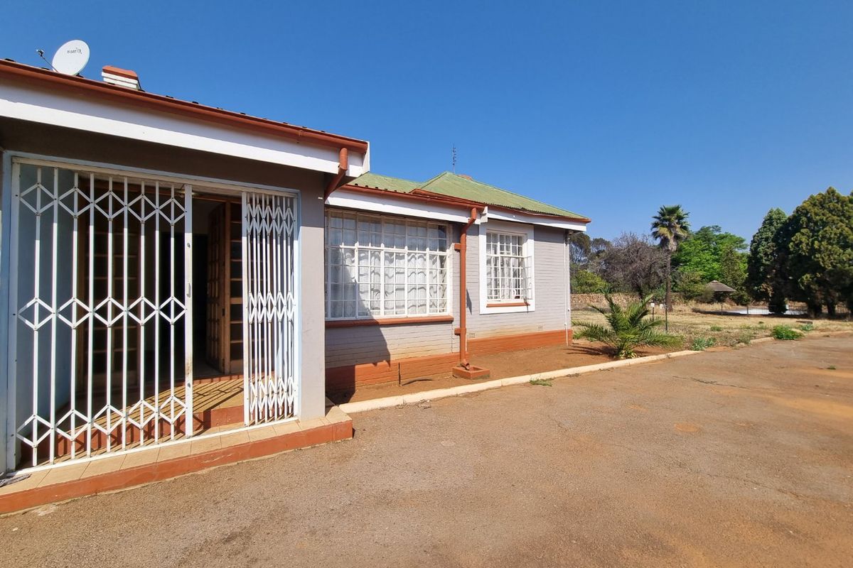 Spacious house on a large stand. - Photo 2