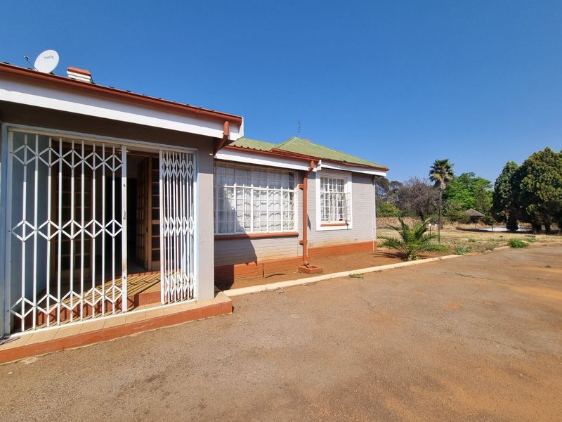 Spacious house on a large stand. - Photo 2