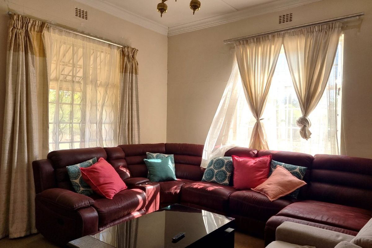 Spacious house on a large stand. - Photo 4