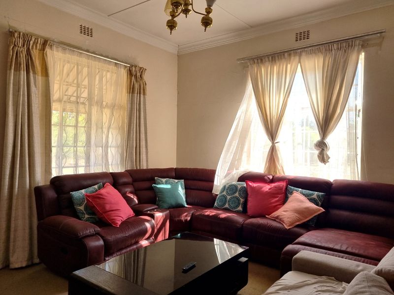 Spacious house on a large stand. - Photo 4