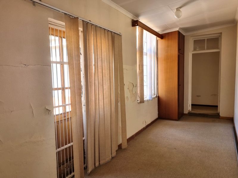 Spacious house on a large stand. - Photo 8