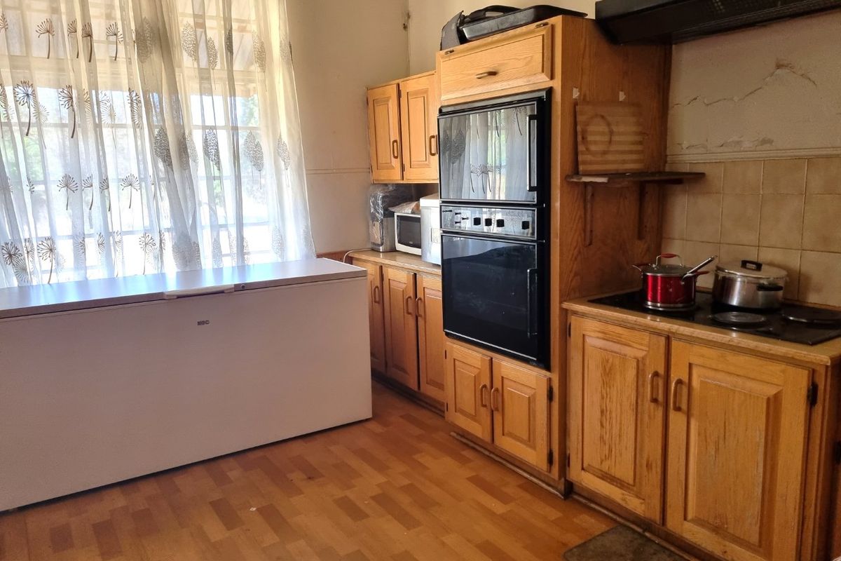 Spacious house on a large stand. - Photo 5