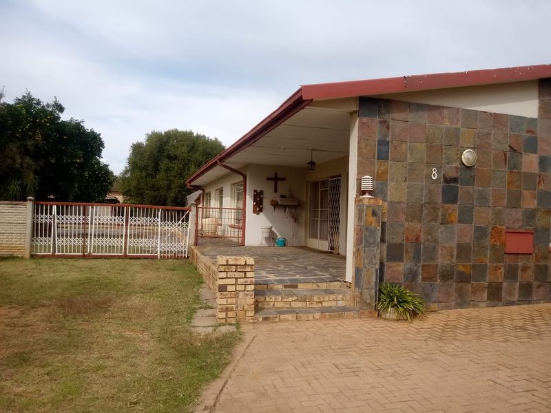 4 Bedroom House For Sale in Declercqville... - Photo 2