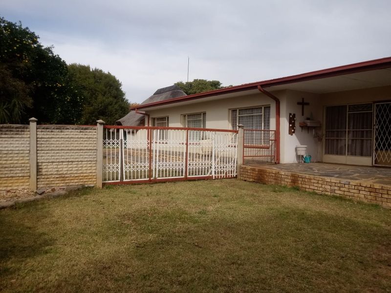 4 Bedroom House For Sale in Declercqville... - Photo 5