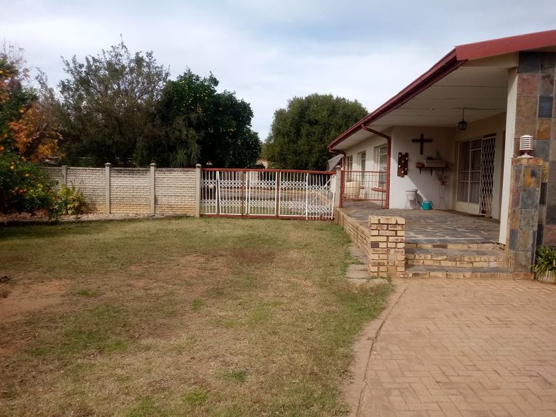 4 Bedroom House For Sale in Declercqville... - Photo 3