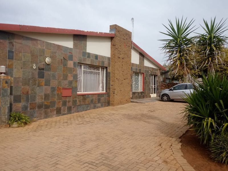 4 Bedroom House For Sale in Declercqville... - Photo 1