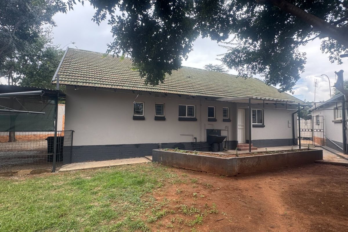 Three bedroom home with flatlet - Photo 2