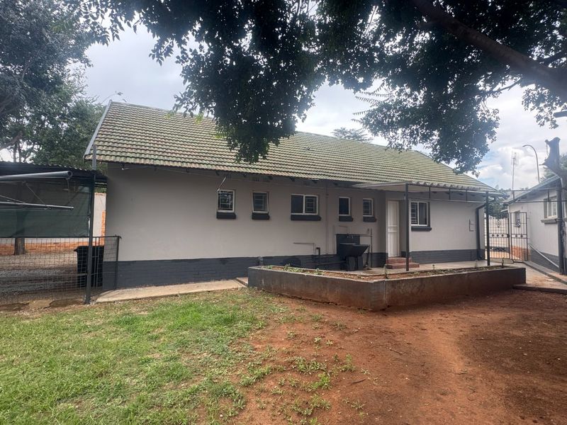 Three bedroom home with flatlet - Photo 2