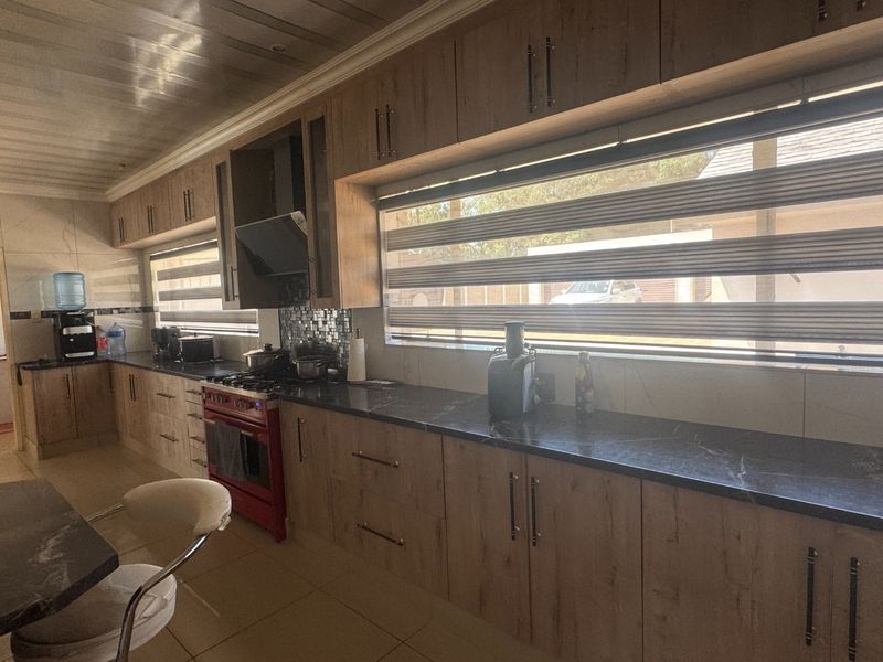 Situated in popular area - Photo 3