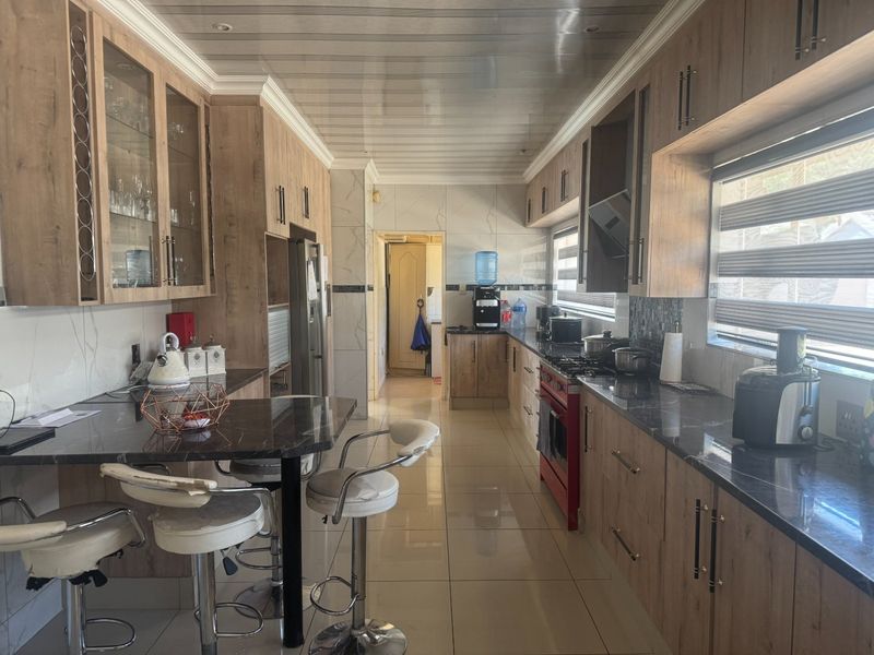 Situated in popular area - Photo 2