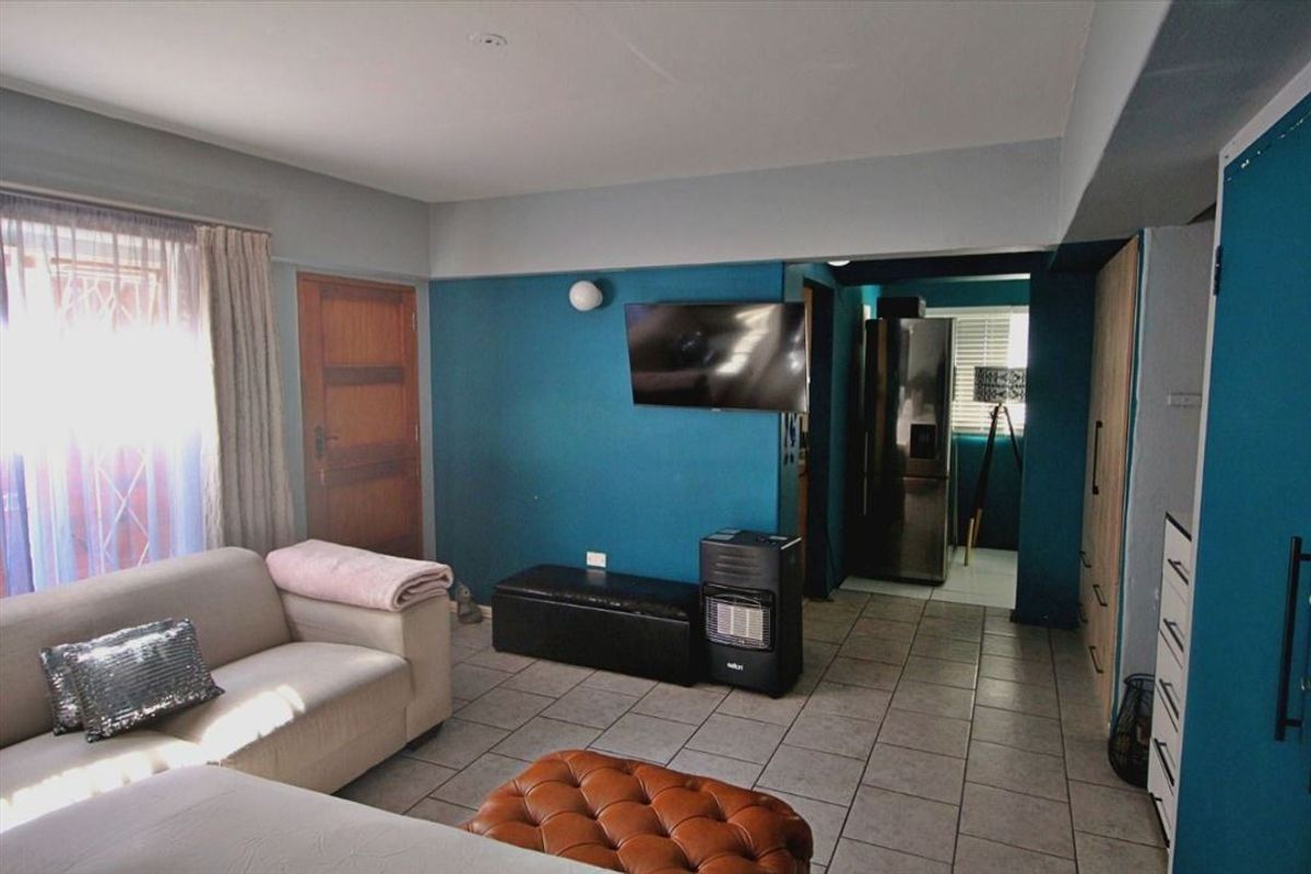 Cozy 1-Bedroom Flat with Kitchenette and Bathroom - Photo 2