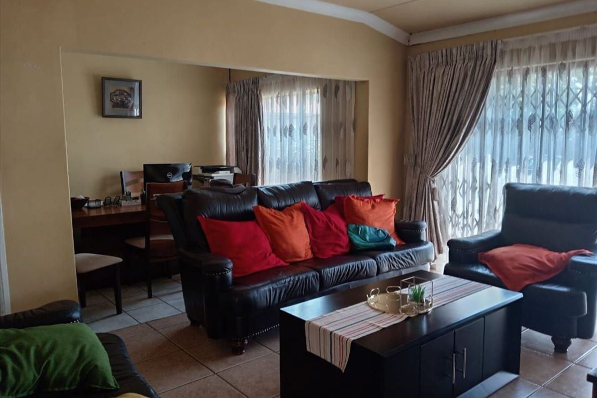 Spacious 3-Bedroom Home with Modern Comforts - Photo 2