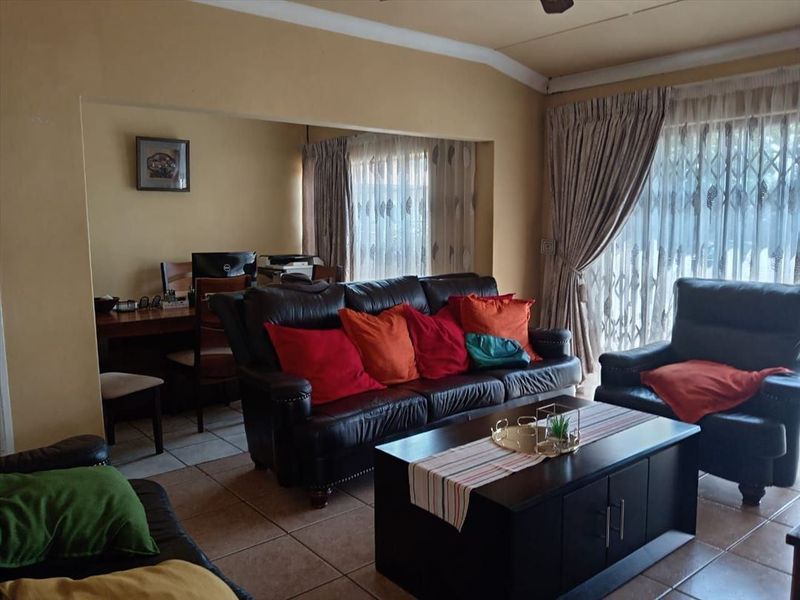 Spacious 3-Bedroom Home with Modern Comforts - Photo 2