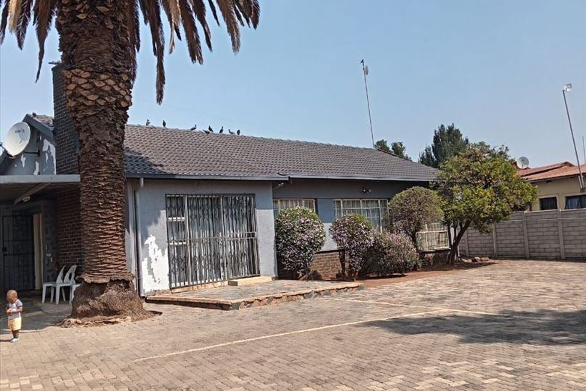 Spacious 3-Bedroom Home with Modern Comforts - Photo 3