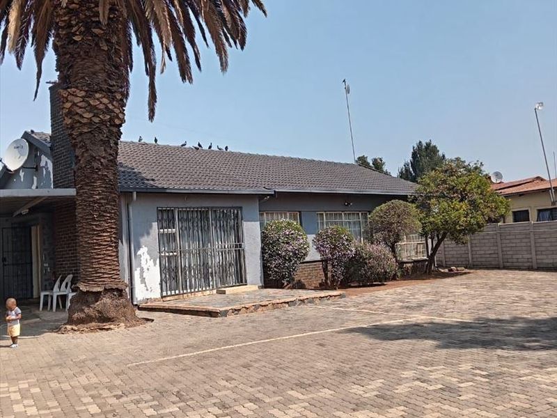 Spacious 3-Bedroom Home with Modern Comforts - Photo 3