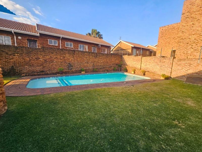 Charming 2-Bedroom Home with Garage and Carport - Photo 3